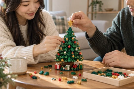 작은 거실 테이블에서 크리스마스 블록 트리를 함께 조립하는 상황 예시