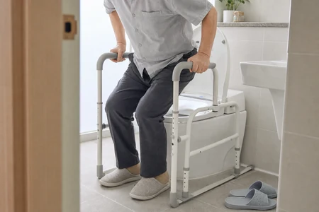 TOP6 변기에서 일어날 때 불안한 부모님 화장실 안전손잡이 추천 상황 이미지