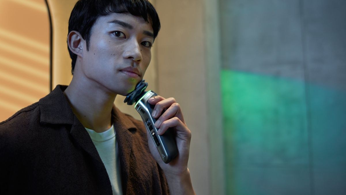필립스 SkinIQ 9000을 사용하는 제조사 공식 제품 사용 장면